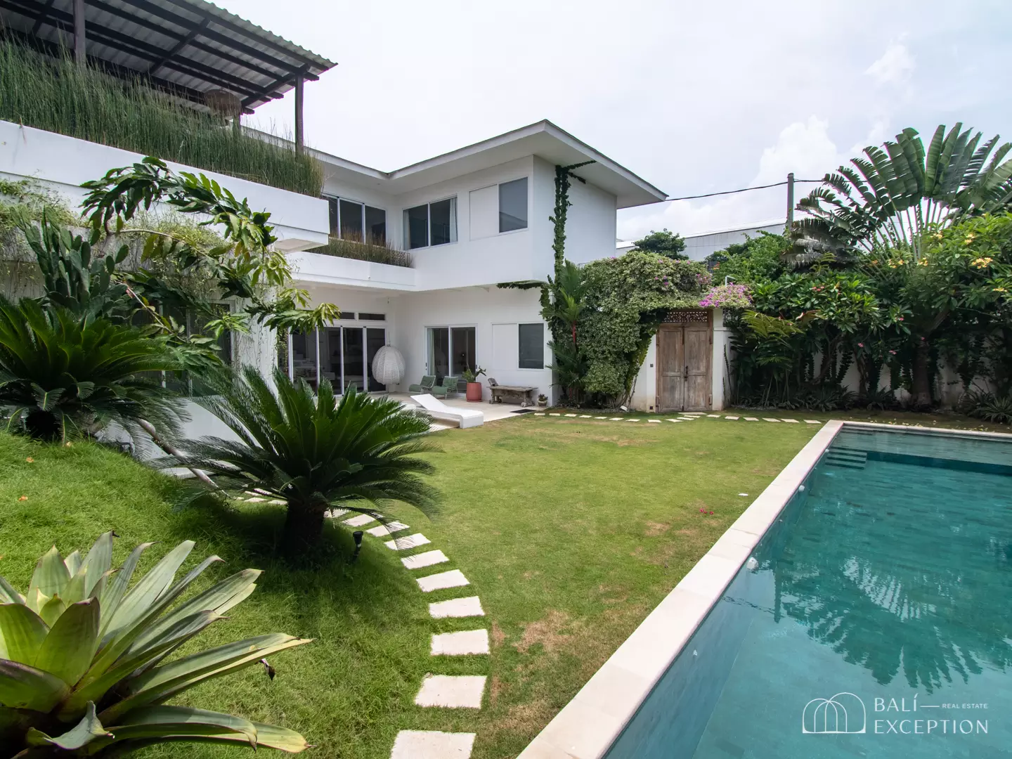 SPACIOUS 5 BEDROOM FAMILY VILLA FOR SALE LEASEHOLD IN UMALAS BE-677 